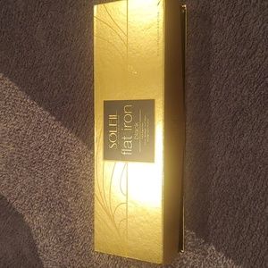 Solid ceramic flat iron and with super straightener comb Soleil